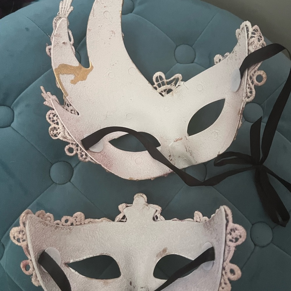 Handcrafted, “Eyes Wide Shut” Mystery Masks - Picture 3 of 4